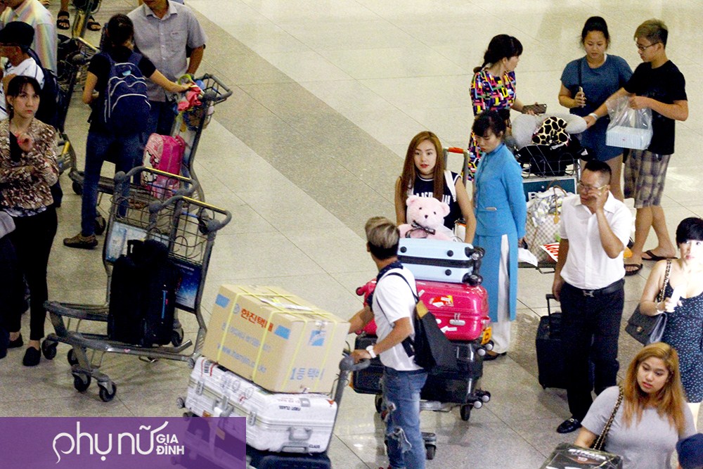 11 giờ đêm, fan vẫn vây kín Minh Hằng tại sân bay trở về từ Hàn Quốc - Ảnh 9